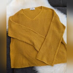 EUC Old Navy slouchy crochet v-neck sweater.